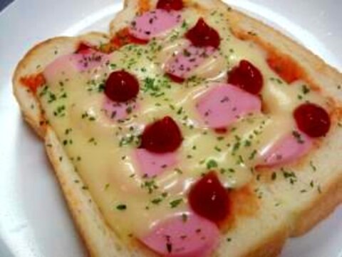 魚肉ソーセージと溶けるチーズのピザトースト